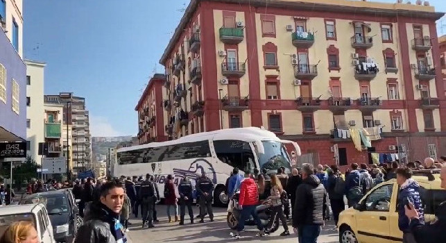 Il bus del Lecce è arrivato al San Paolo: fischi da parte dei tifosi partenopei [VIDEO CN24]