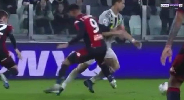 Milik come Ronaldo, ma due pesi e due misure: che rigore incredibile negato al Napoli! [VIDEO]