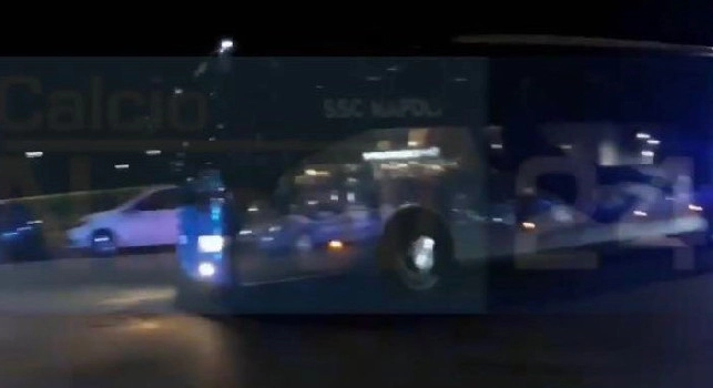 La SSC Napoli è arrivata a Milano: alcuni tifosi azzurri hanno accolto il bus all'esterno dello Sheraton [VIDEO CN24]