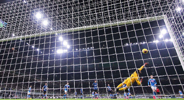 Inter-Napoli, Martino impazzisce in radiocronaca: Fabian Ruiz sinistro a rientrare e batte il portiere. Rivincita azzurra! [VIDEO]