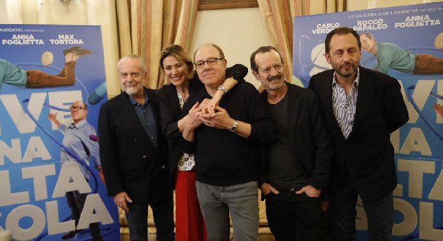 Si vive una volta sola: De Laurentiis presenta il suo nuovo film con Verdone, niente dichiarazioni sul Napoli [VIDEO & FOTOGALLERY CN24]