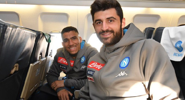 Napoli in partenza per Brescia, Luperto ed Allan sorridenti sull'aereo [FOTO]