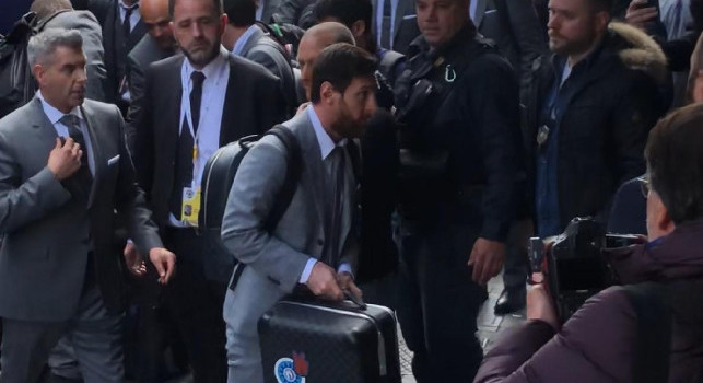 Barcellona arrivato in albergo! Messi e compagni sommersi ed accolti da centinaia di tifosi! [FOTO E VIDEO CN24]