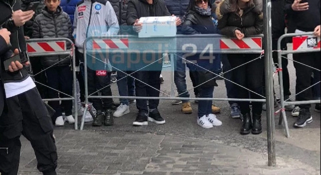 NH Hotel, un tifoso porta le mozzarelle ai calciatori del Barcellona [FOTO CN24]
