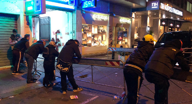 Napoli-Barcellona, cresce l'attesa: tifosi ancora presenti all'esterno dell'albergo dei catalani [FOTO CN24]
