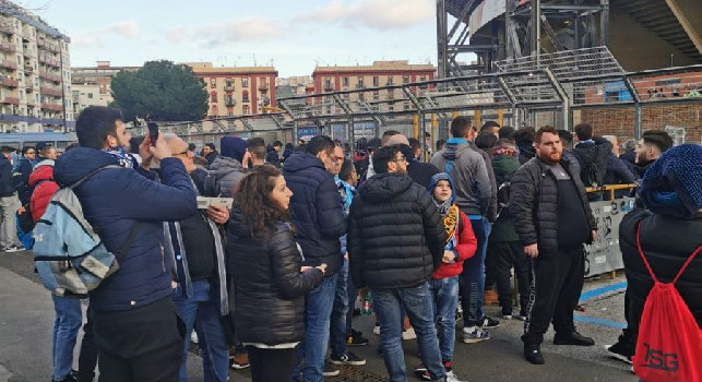 Tifosi Napoli-Barcellona in fila al San Paolo