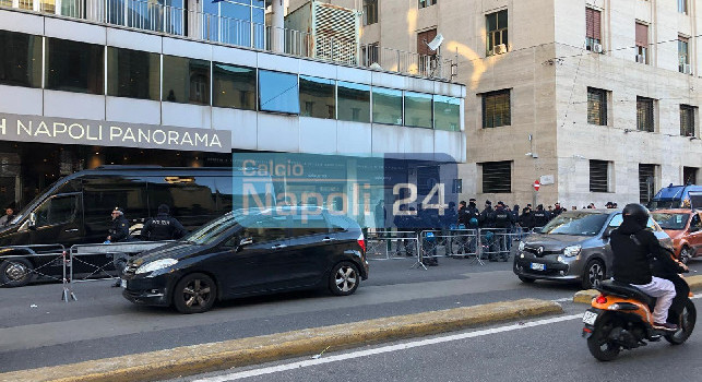 Napoli-Barcellona, tifosi fuori l'hotel blaugrana