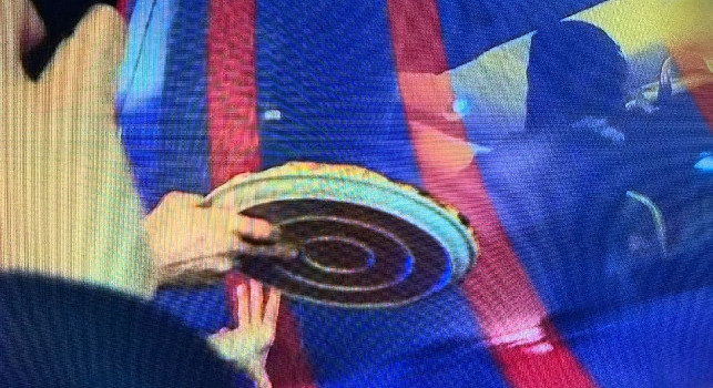 Direzione San Paolo per il bus del Barcellona: entusiasmo alle stelle, un tifoso mostra a Messi una pizza a lui dedicata [FOTO]