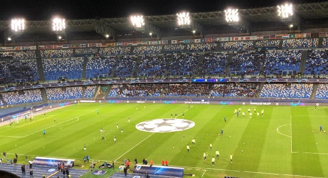 Napoli in campo per il riscaldamento: manca poco al fischio di inizio di Napoli-Barcellona [VIDEO CN24]
