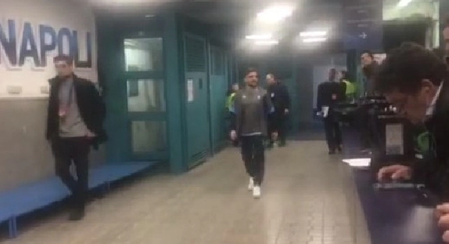 Mertens lascia il San Paolo claudicante: il belga si è infortunato durante uno scontro con Busquets [VIDEO CN24]