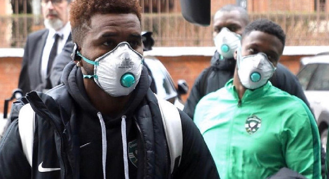 Allarme Coronavirus, il Ludogorets atterra a Milano indossando mascherine protettive [VIDEO]