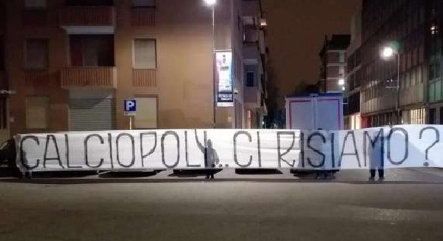Calciopoli...ci risiamo?, striscione dei tifosi dell'Inter all'esterno della sede della Lega Serie A [FOTO]