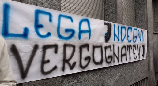 Lega indegni, vergognatevi. Striscioni della Curva Nord interista sotto la sede Lega Calcio [FOTO]