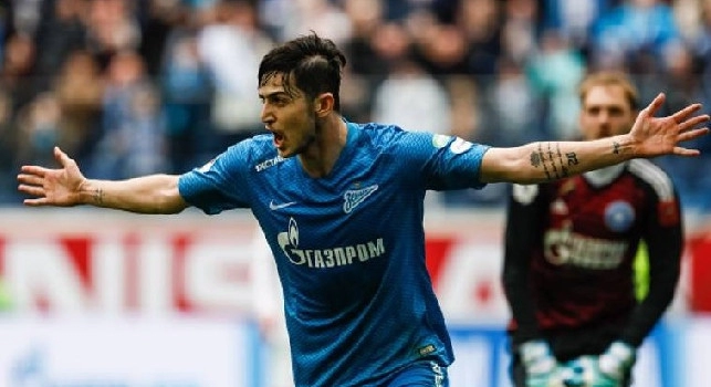Gazzetta  - Lozano blocca il colpo Azmoun dallo Zenit: il Napoli deve liberare un posto da extracomunitario