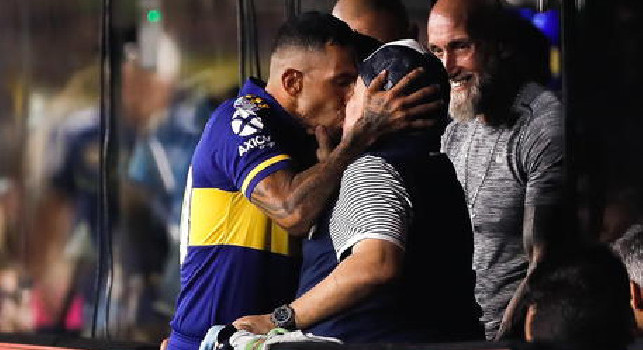 Emergenza Coronavirus, un morto in Argentina. Ma Tevez e Maradona si baciano sulla bocca [FOTO]