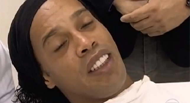 Ronaldinho detenuto in Paraguay: immortalato con il sorriso stampato sul volto [FOTO]