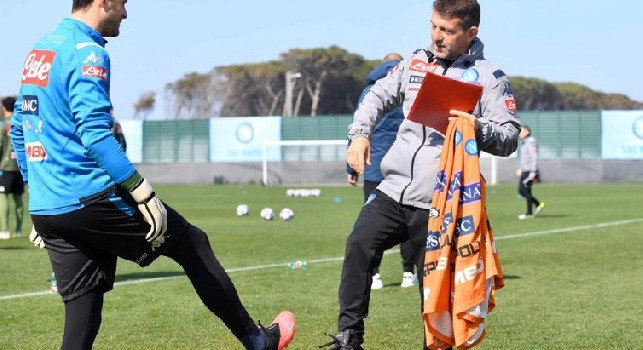 Castel Volturno, Karnezis ed un membro dello staff tecnico si salutano...col piede [FOTO]