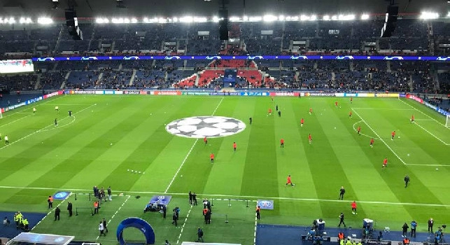 Allarme Coronavirus, clamoroso in Francia: migliaia di tifosi ammassati aspettano il pullman del PSG [VIDEO]