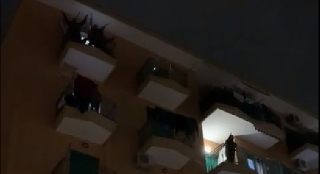 Napoli non si piega al coronavirus, dai balconi del centro si alza il coro 'Un giorno all'improvviso' [VIDEO]