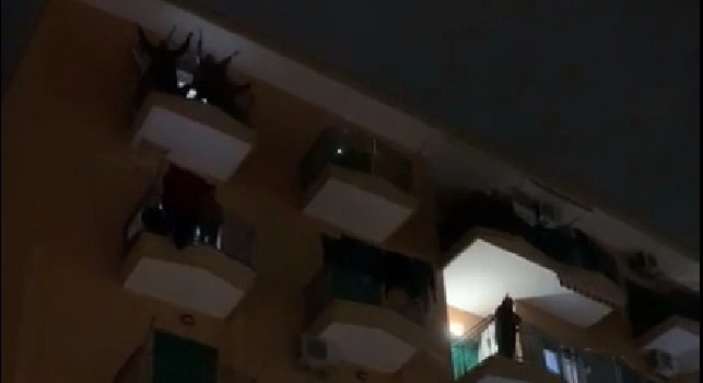 Napoli non si piega al coronavirus, dai balconi del centro si alza il coro 'Un giorno all'improvviso' [VIDEO]