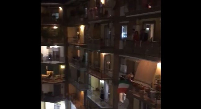 Flash mob tra i balconi di Napoli, si canta O surdato annamurato [VIDEO]