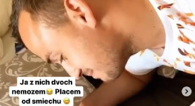Lobotka si diletta a cantare una canzoncina a sua figlia: immagini dolcissime [VIDEO]