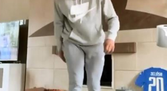 Zielinski palleggia in casa con un rotolo di carta [VIDEO]