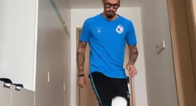 Dalian Yifang, anche Hamsik palleggia con la carta igienica e nomina l'interista Skriniar [VIDEO]