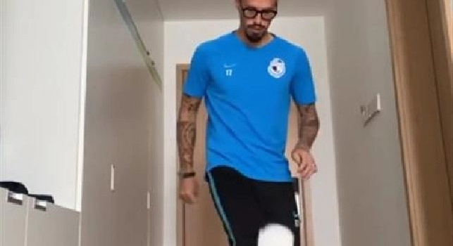 Dalian Yifang, anche Hamsik palleggia con la carta igienica e nomina l'interista Skriniar [VIDEO]