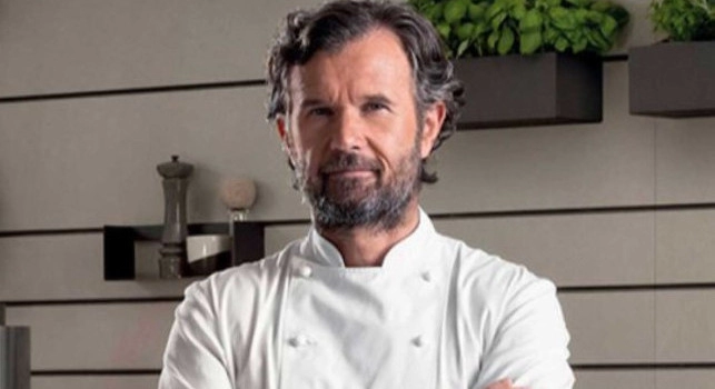 Da Masterchef alla mensa d'ospedale, Cracco cucina per gli operai impegnati alla costruzione: Io resto qui