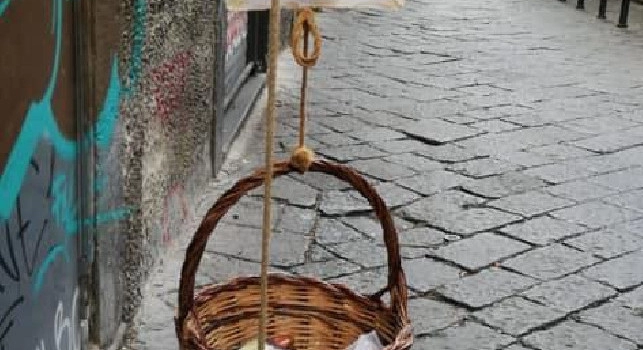 Chi può metta, chi non può prenda: il gesto di solidarietà dei napoletani commuove i social [FOTO]