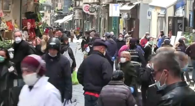 Coronavirus, gente in strada a Napoli per la spesa del fine settimana [VIDEO]