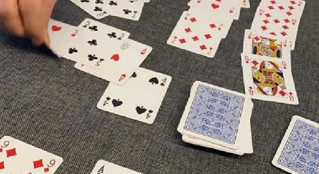 Hysaj e la moglie giocano a Burraco per trascorrere il pomeriggio a casa [FOTO]