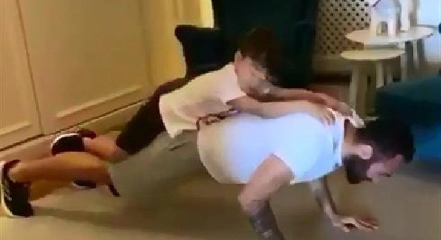 Ospina si allena in casa...con il figlio sulle spalle [VIDEO]