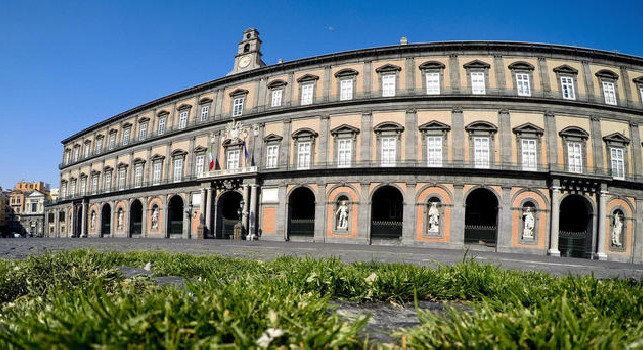 Napoli, a causa del Coronavirus a piazza del Plebiscito cresce l’erba [FOTO]
