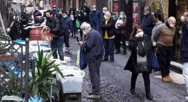 Il Mattino - Il coronavirus non ferma le persone, assembramenti nei Quartieri Spagnoli [FOTO]