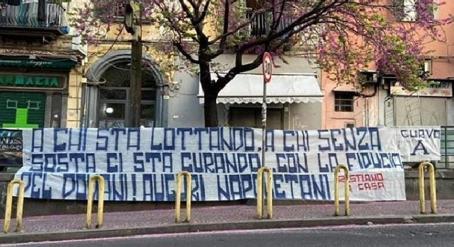 Striscione della Curva A a Napoli: Auguri napoletani, restiamo a casa! A chi lotta e a chi ci cura... [FOTO]