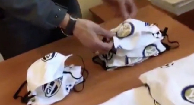 Guardia di Finanza sequestra a Roma mascherine con i loghi di alcuni club di serie A [VIDEO]