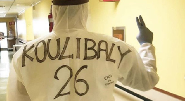 Coronavirus, un eroe in corsia si traveste da Koulibaly in ospedale [FOTO]