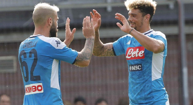 Tonelli ricorda i tempi di Napoli, Valdifiori ironizza: Beato te che hai gol da postare... [FOTO]