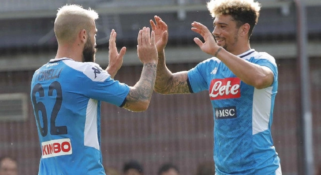 Tonelli ricorda i tempi di Napoli, Valdifiori ironizza: Beato te che hai gol da postare... [FOTO]