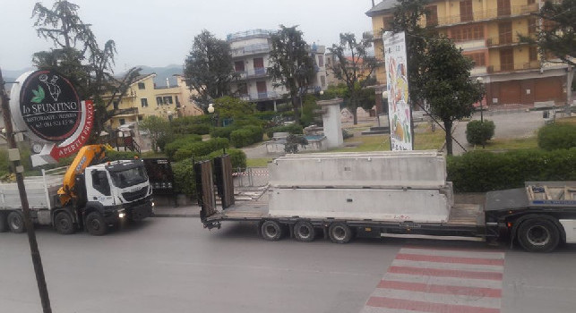 Saviano diventa zona rossa, blocchi di cemento posti ai confini del paese [FOTO]