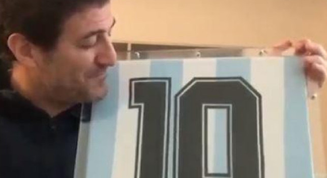 Maglia Maradona venduta a 55mila euro, il suo commento: Ho riprovato l'emozione degli 80mila del San Paolo