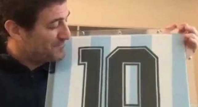 Maglia Maradona venduta a 55mila euro, il suo commento: Ho riprovato l'emozione degli 80mila del San Paolo