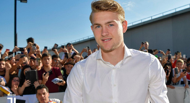 Coronavirus, prosegue la fuga dei calciatori della Juve: anche De Ligt vola in Olanda