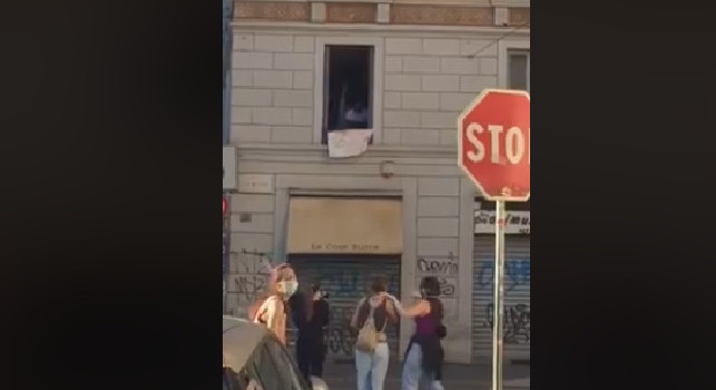 Scene surreali a Milano: dei ragazzi ballano per strada festeggiando l'inizio della fase 2 [VIDEO]