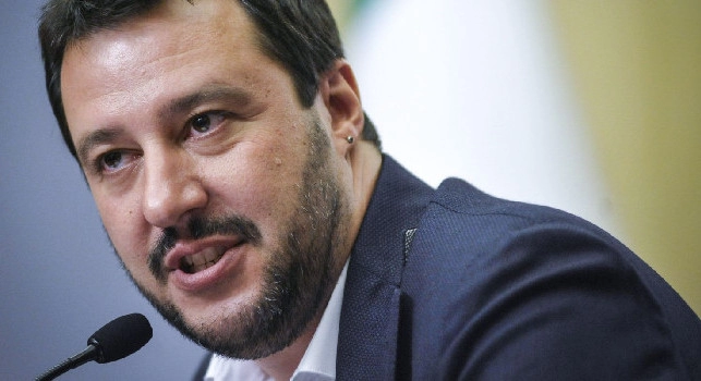 Salvini propone: Facciamo giocare Milan e Juve al San Paolo. Il calcio muove 4.5 milardi del PIL