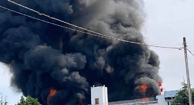 Boato assordante nel napoletano, distrutta l'Adler di Ottaviano: probabili vittime e aria irrespirabile [VIDEO]
