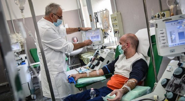 Cura coronavirus, parte al Cotugno la sperimentazione col plasma dei guariti: al Nord risultati eclatanti