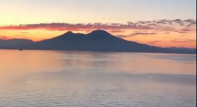 Demme si gode l'alba di Napoli alle 5:30: immagini stupende sui social [VIDEO]